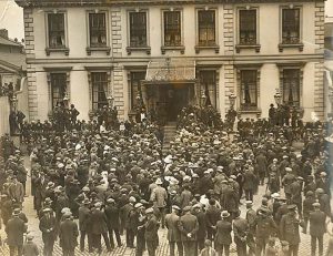 Crowd outside Mansion House